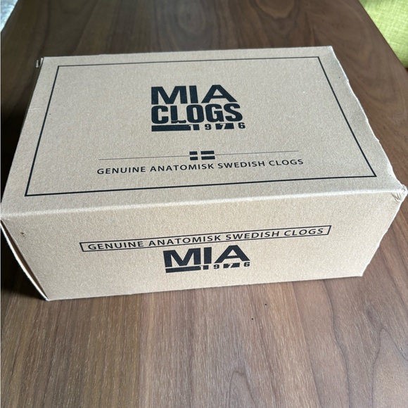 Clogs - Picture 7 of 8